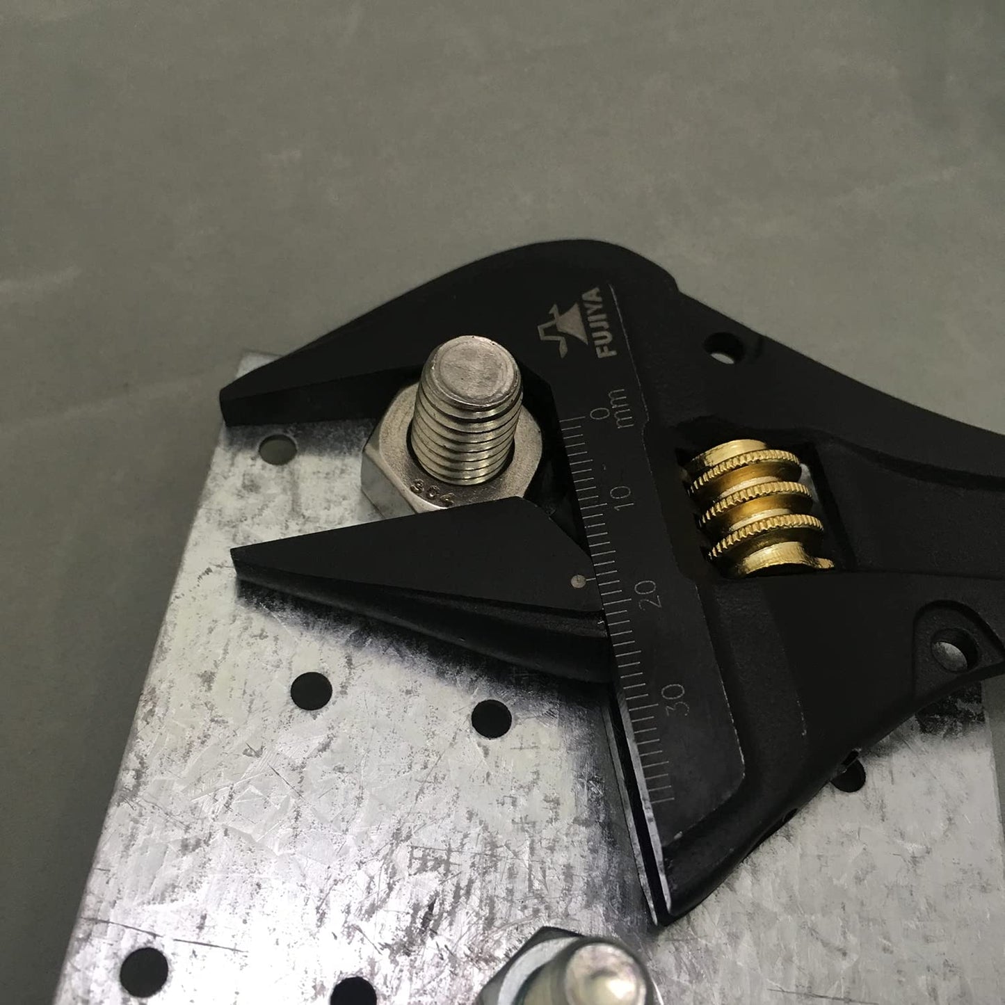 8-1/2" Adjustable Ratchet Crescent Wrench with 1-1/2" jaw + 17mm Socket + 13mm + 10mm Slots - Grip Support Store